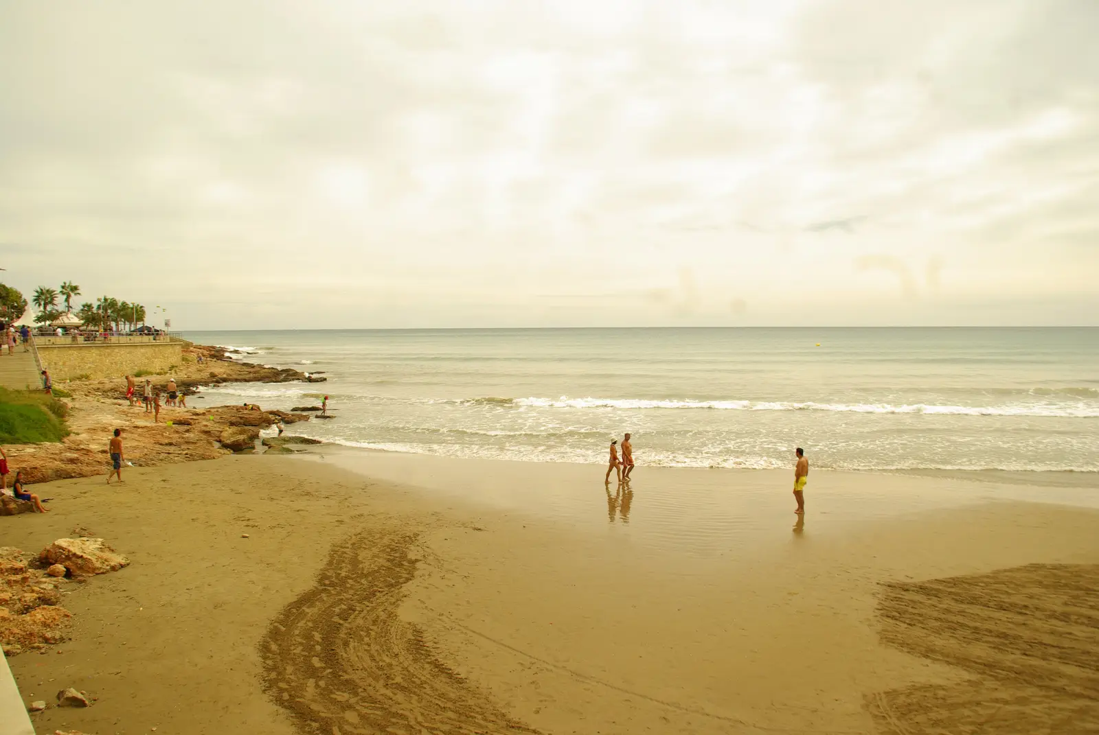 Uferlinie des Strandes Cargador in Alcossebre mit feinem Sand und Badegästen