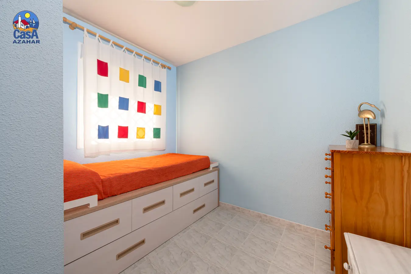 Kinderzimmer mit Ausziehbett in einer Wohnung mit zwei Schlafzimmern im Al Andalus