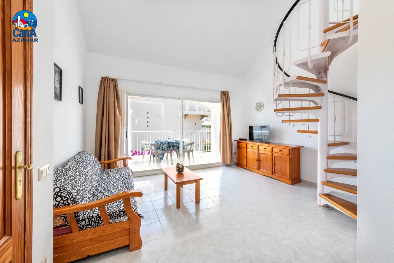 Wohnzimmer einer Maisonettewohnung im Al Andalus mit Zugang zur Terrasse