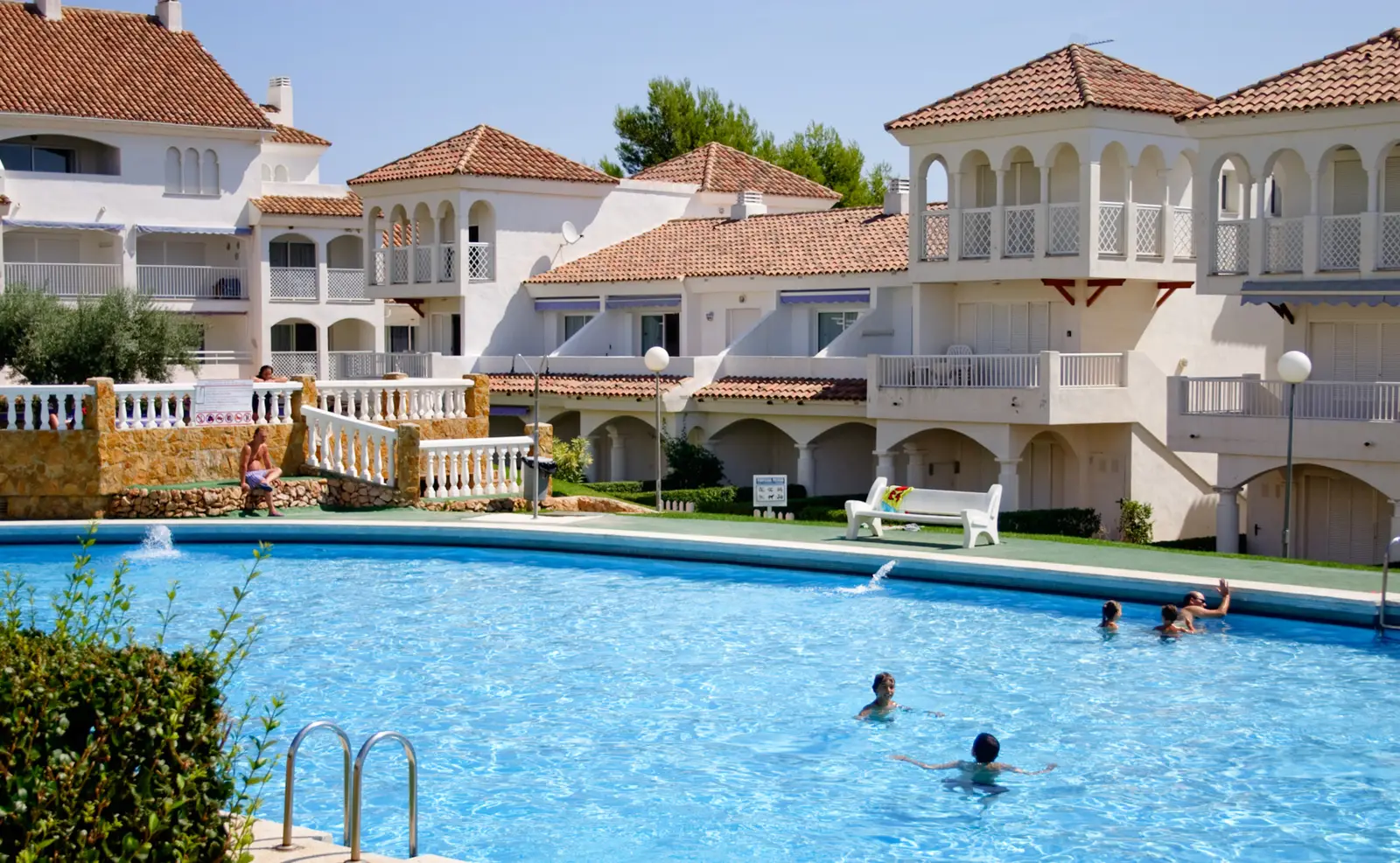 Pool neben den Blöcken 4 und 5 der Ferienanlage Al Andalus