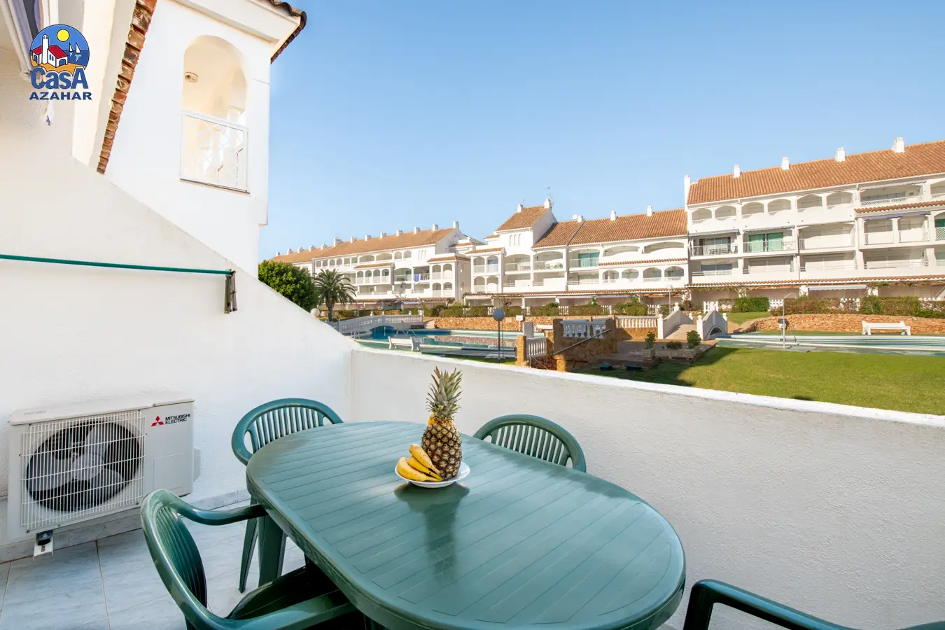 Terrasse einer Wohnung im Al Andalus mit Tisch und Blick auf den Pool